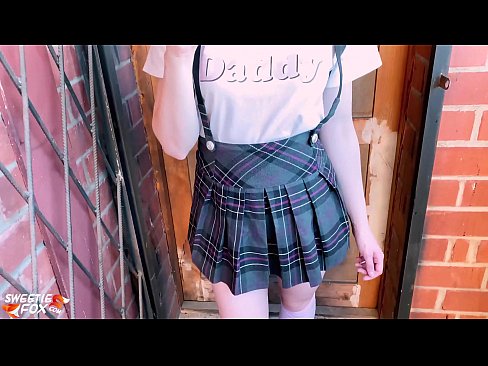 ❤️ Msichana wa shule Ananyonya Dick yake kwa kina na kutombana badala ya madarasa. ❤️